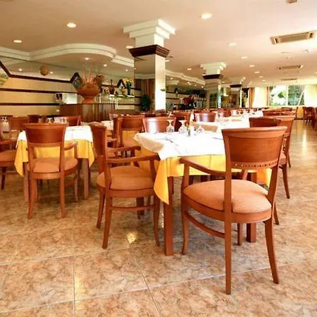 Elegance Playa Arenal Iii אכסניה