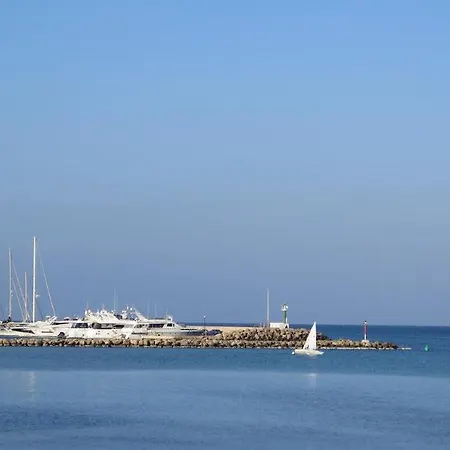 Hostal Elegance Playa Arenal Iii *